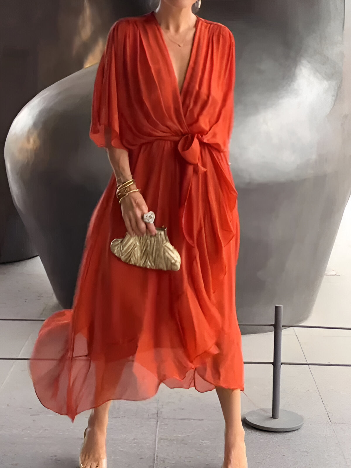 Monica™ | Robe en chiffon à col en V